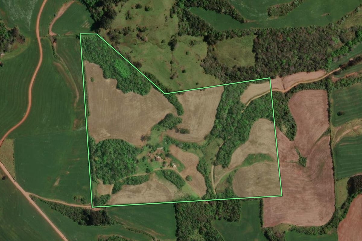 Imagem de satélite do imóvel rural em Maximiliano de Almeida (RS), com o contorno declarado no CAR desenhado por cima.