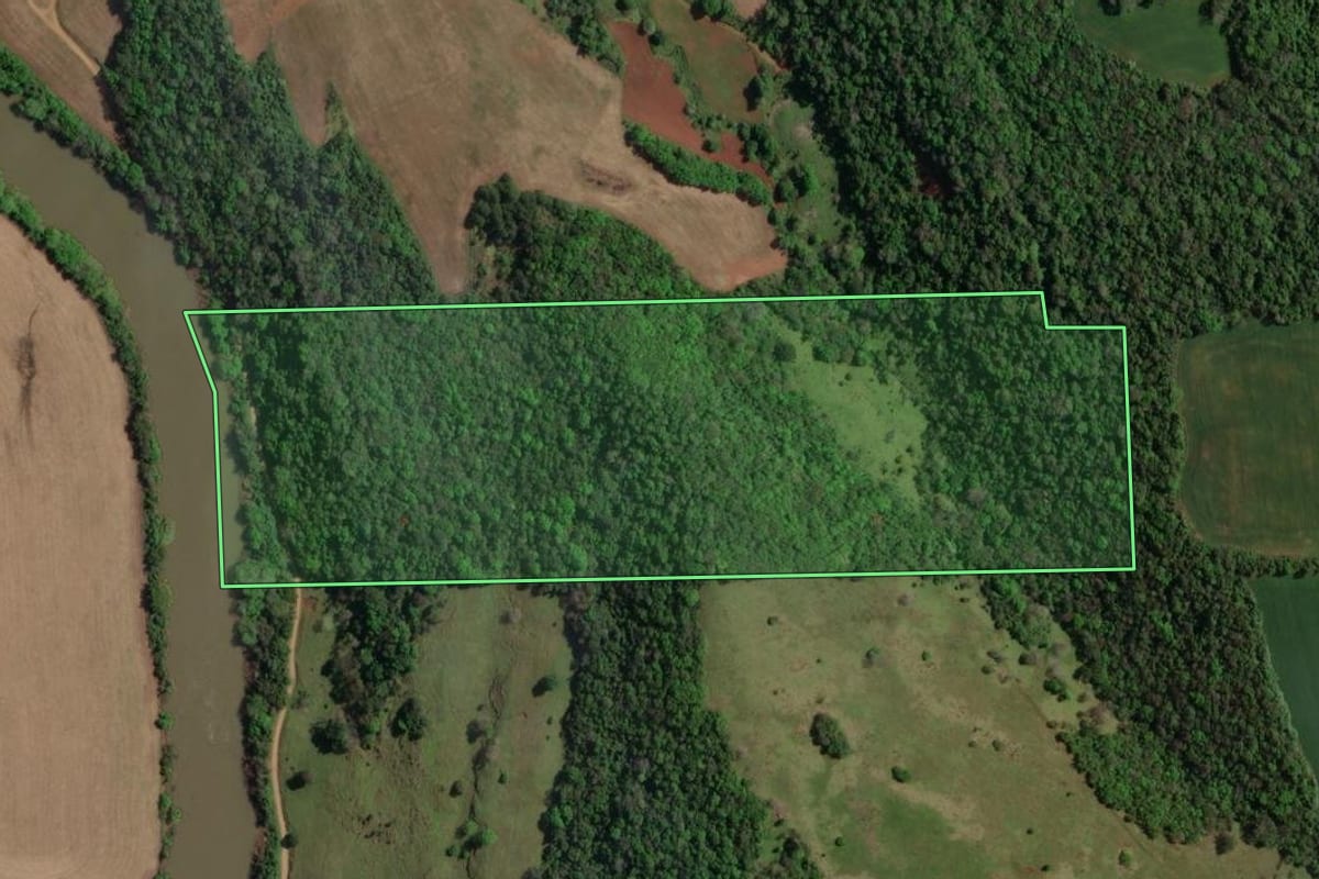 Imagem de satélite do imóvel rural em Maximiliano de Almeida (RS), com o contorno declarado no CAR desenhado por cima.