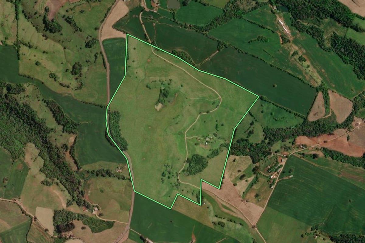 Imagem de satélite do imóvel rural em Maximiliano de Almeida (RS), com o contorno declarado no CAR desenhado por cima.