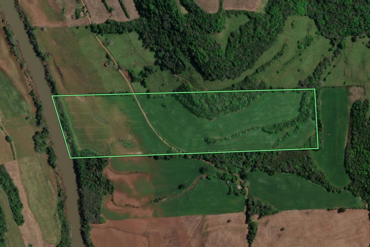 Imagem de satélite do imóvel rural em Maximiliano de Almeida (RS), com o contorno declarado no CAR desenhado por cima.