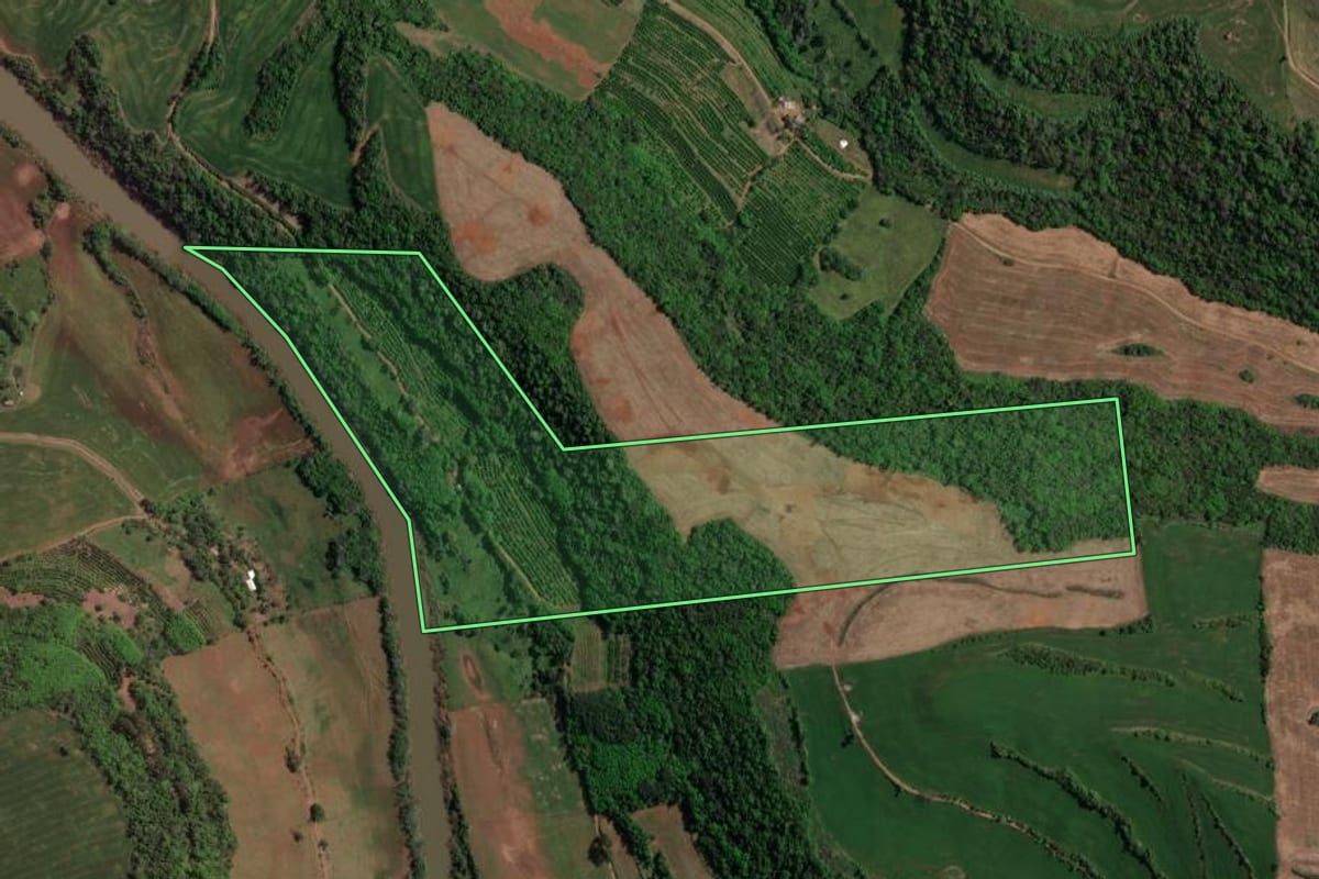 Imagem de satélite do imóvel rural em Maximiliano de Almeida (RS), com o contorno declarado no CAR desenhado por cima.