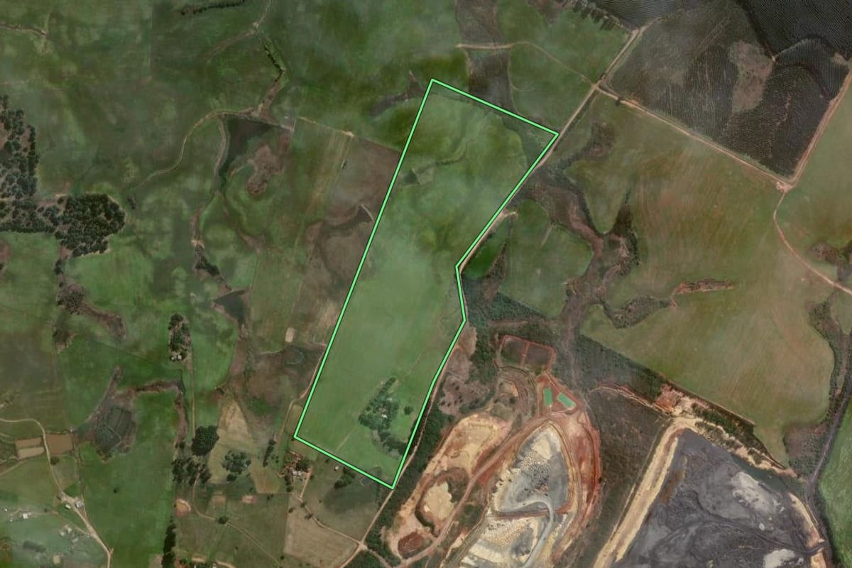 Imagem de satélite do imóvel rural em Minas do Leão (RS), com o contorno declarado no CAR desenhado por cima.