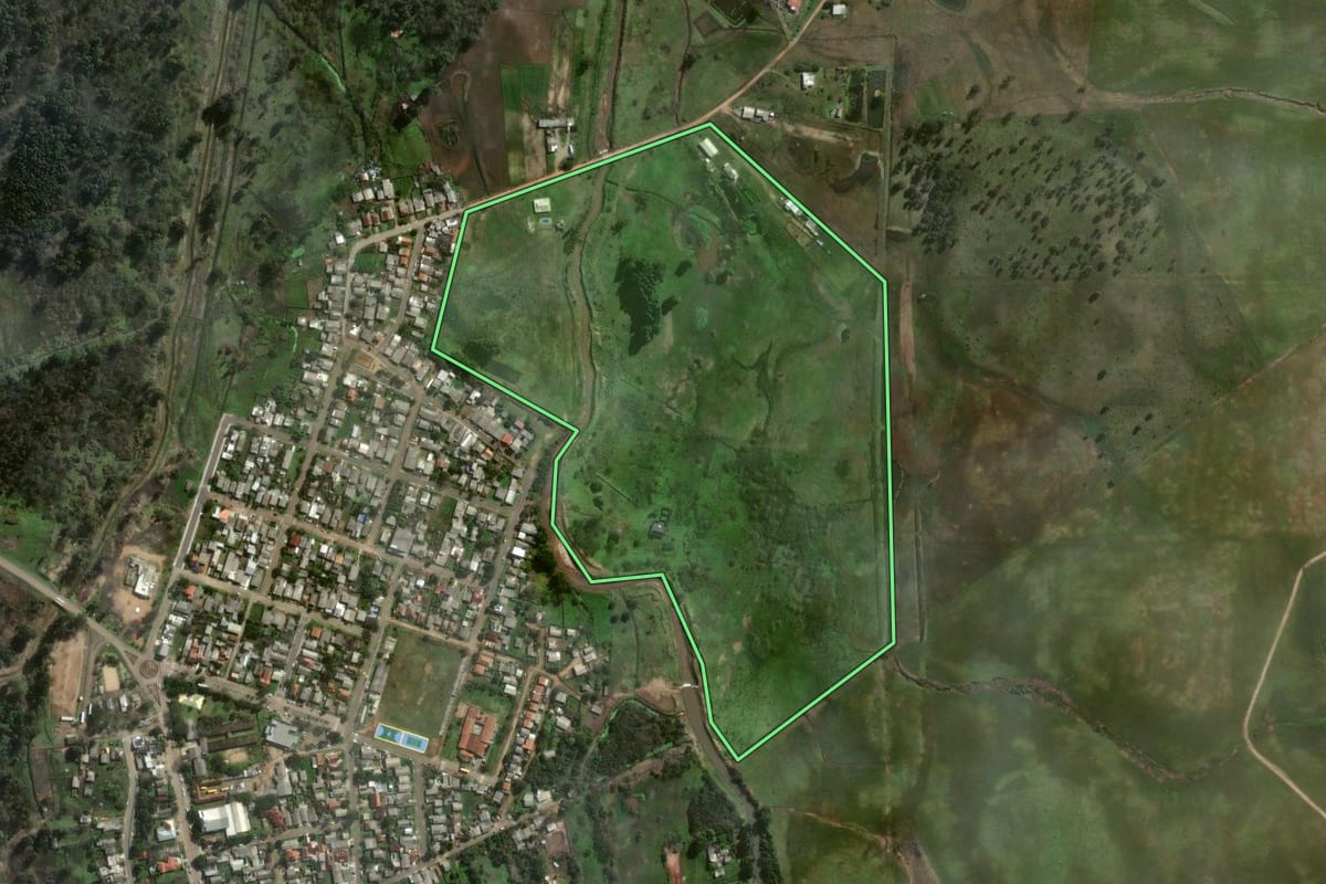 Imagem de satélite do imóvel rural em Minas do Leão (RS), com o contorno declarado no CAR desenhado por cima.