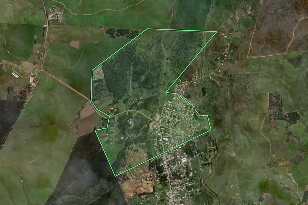 Imagem de satélite do imóvel rural em Minas do Leão (RS), com o contorno declarado no CAR desenhado por cima.