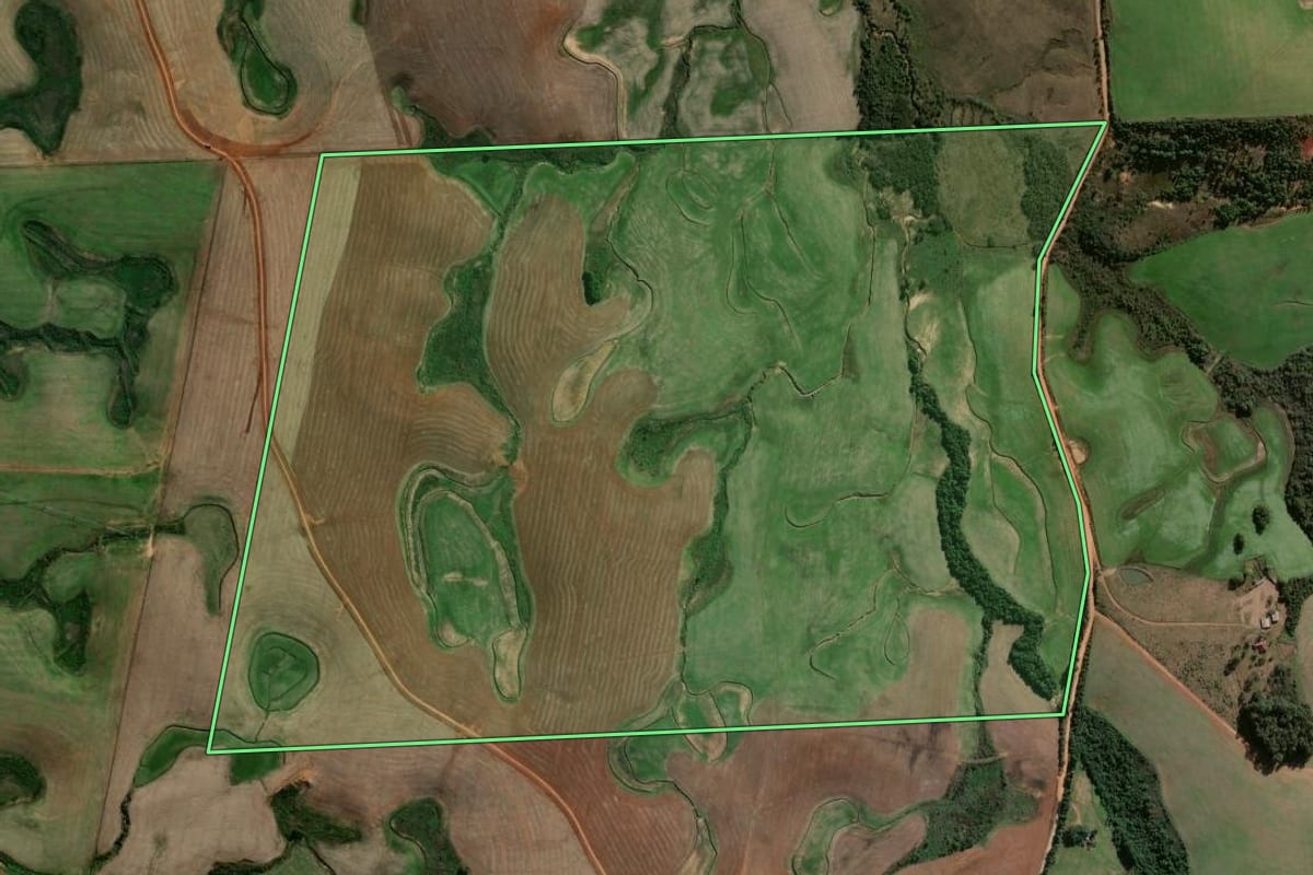 Imagem de satélite do imóvel rural em Minas do Leão (RS), com o contorno declarado no CAR desenhado por cima.