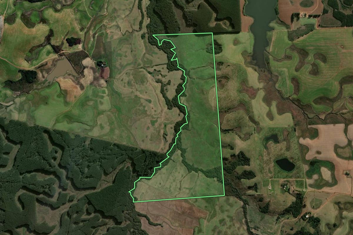 Imagem de satélite do imóvel rural em Minas do Leão (RS), com o contorno declarado no CAR desenhado por cima.