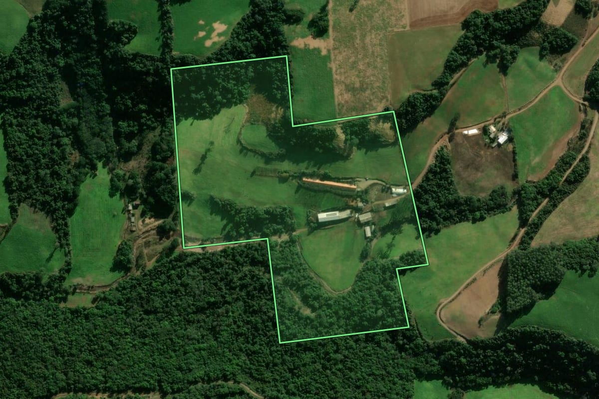 Imagem de satélite do imóvel rural em Montauri (RS), com o contorno declarado no CAR desenhado por cima.