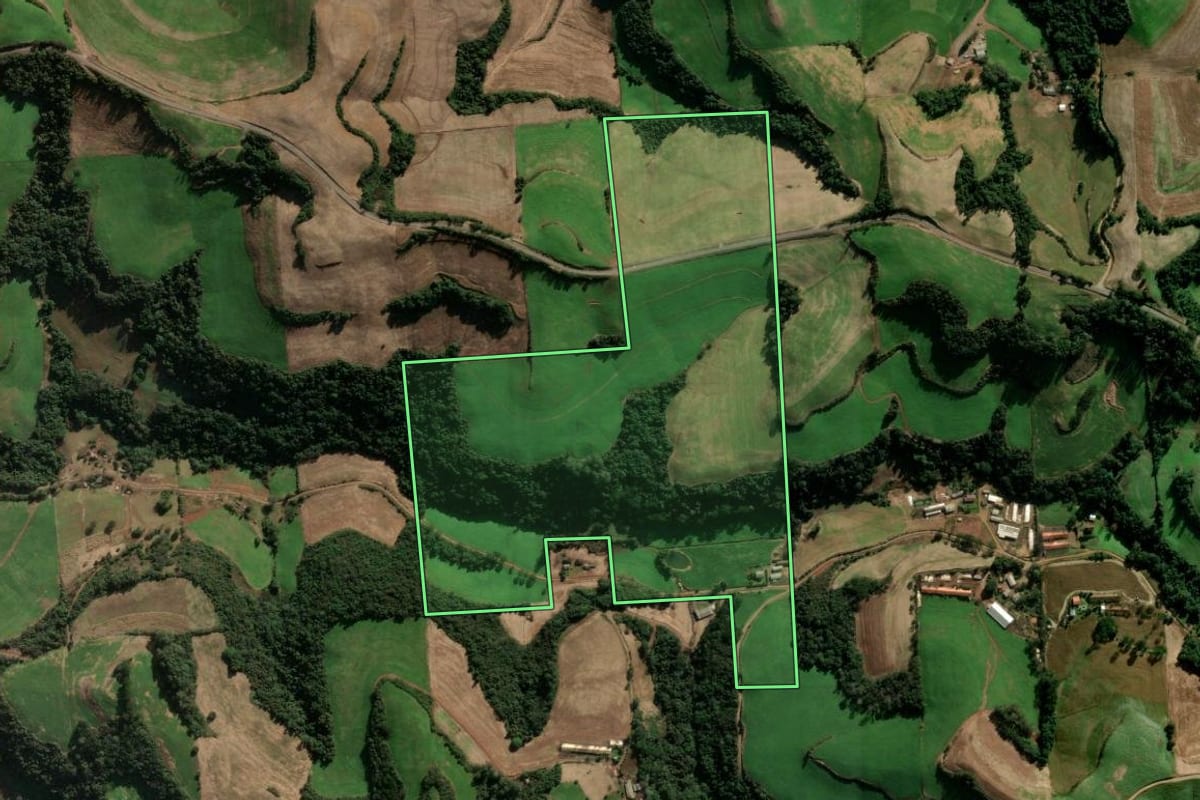 Imagem de satélite do imóvel rural em Montauri (RS), com o contorno declarado no CAR desenhado por cima.