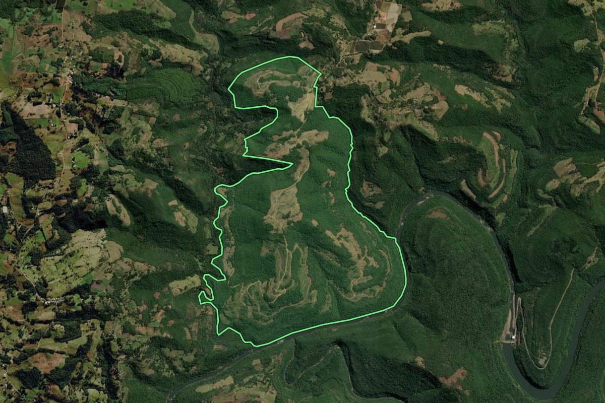 Imagem de satélite do imóvel rural em Monte Alegre dos Campos (RS), com o contorno declarado no CAR desenhado por cima.