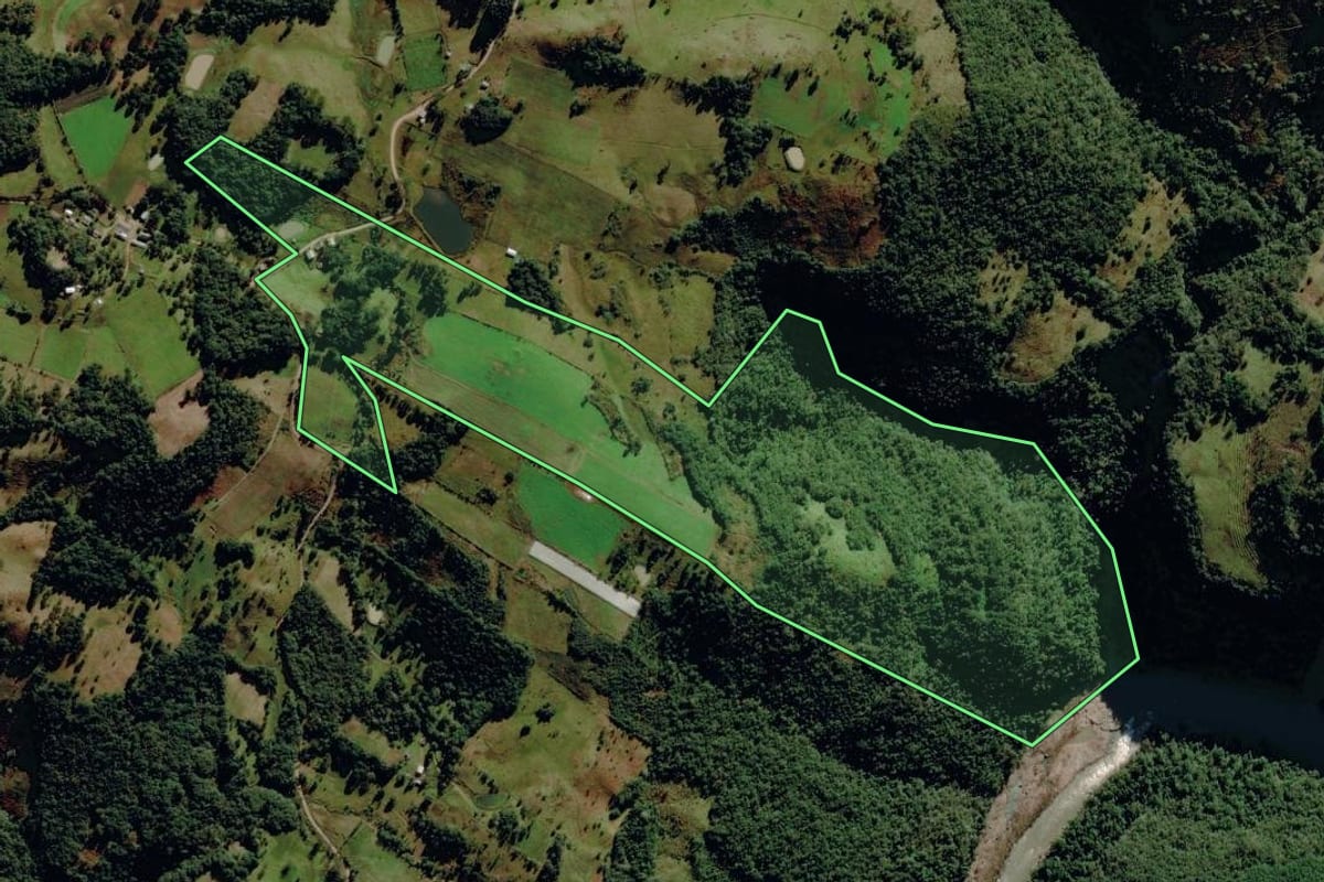Imagem de satélite do imóvel rural em Monte Alegre dos Campos (RS), com o contorno declarado no CAR desenhado por cima.