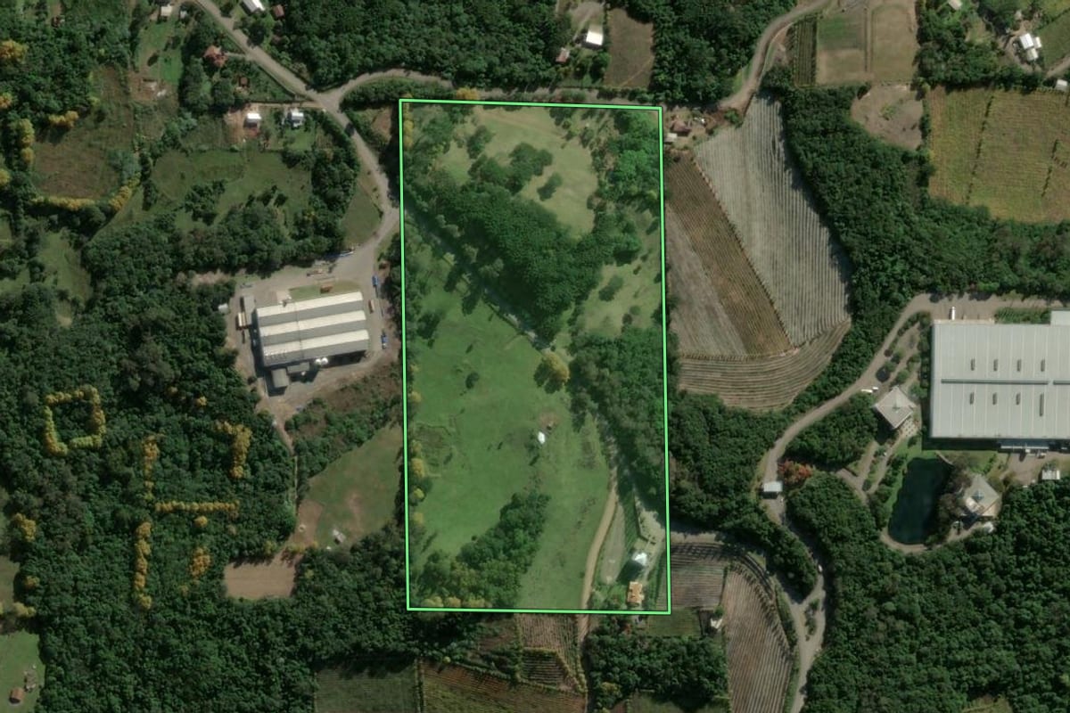 Imagem de satélite do imóvel rural em Monte Belo do Sul (RS), com o contorno declarado no CAR desenhado por cima.