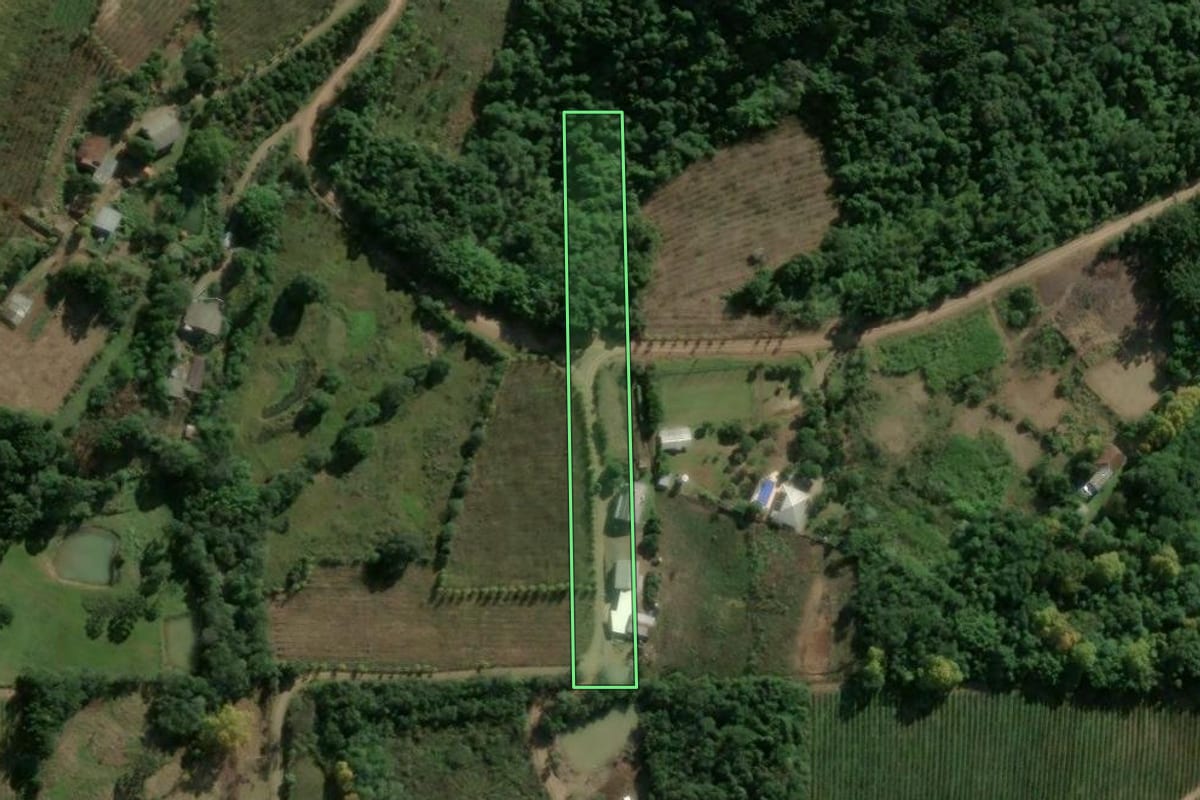 Imagem de satélite do imóvel rural em Monte Belo do Sul (RS), com o contorno declarado no CAR desenhado por cima.
