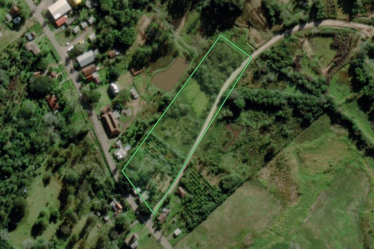 Imagem de satélite do imóvel rural em Montenegro (RS), com o contorno declarado no CAR desenhado por cima.