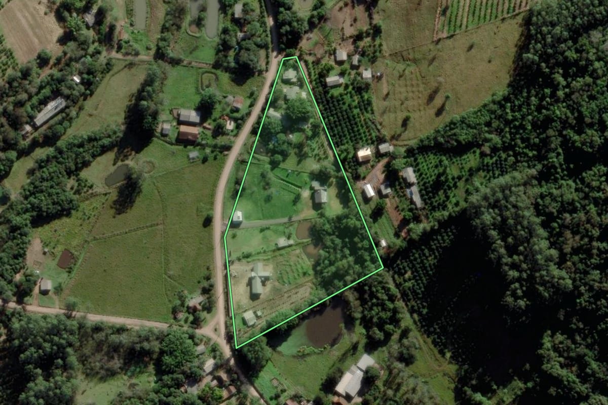 Imagem de satélite do imóvel rural em Montenegro (RS), com o contorno declarado no CAR desenhado por cima.