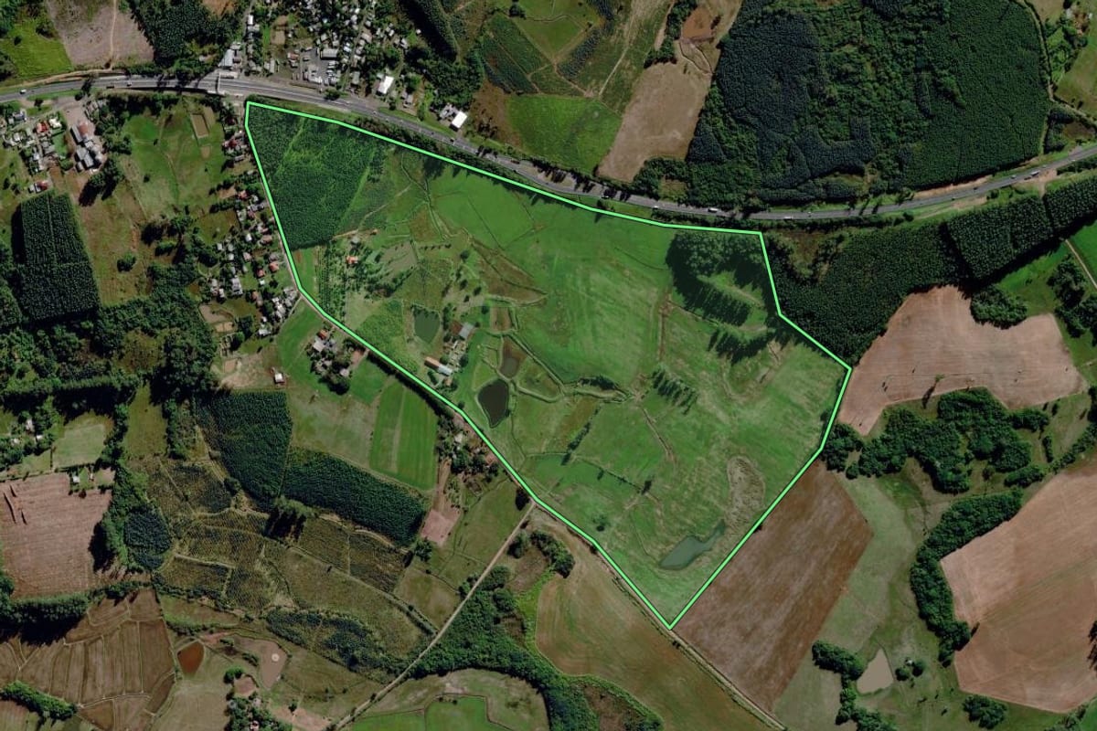 Imagem de satélite do imóvel rural em Montenegro (RS), com o contorno declarado no CAR desenhado por cima.