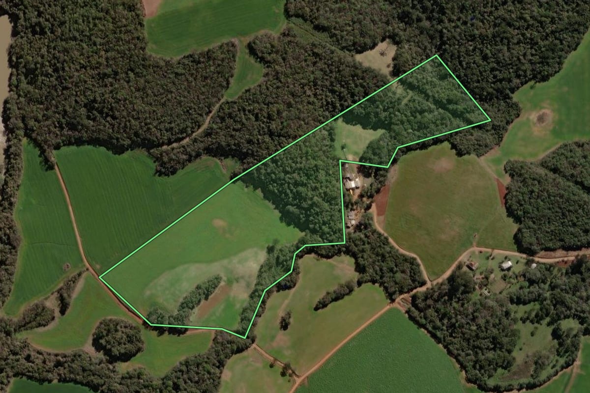 Imagem de satélite do imóvel rural em Mormaço (RS), com o contorno declarado no CAR desenhado por cima.