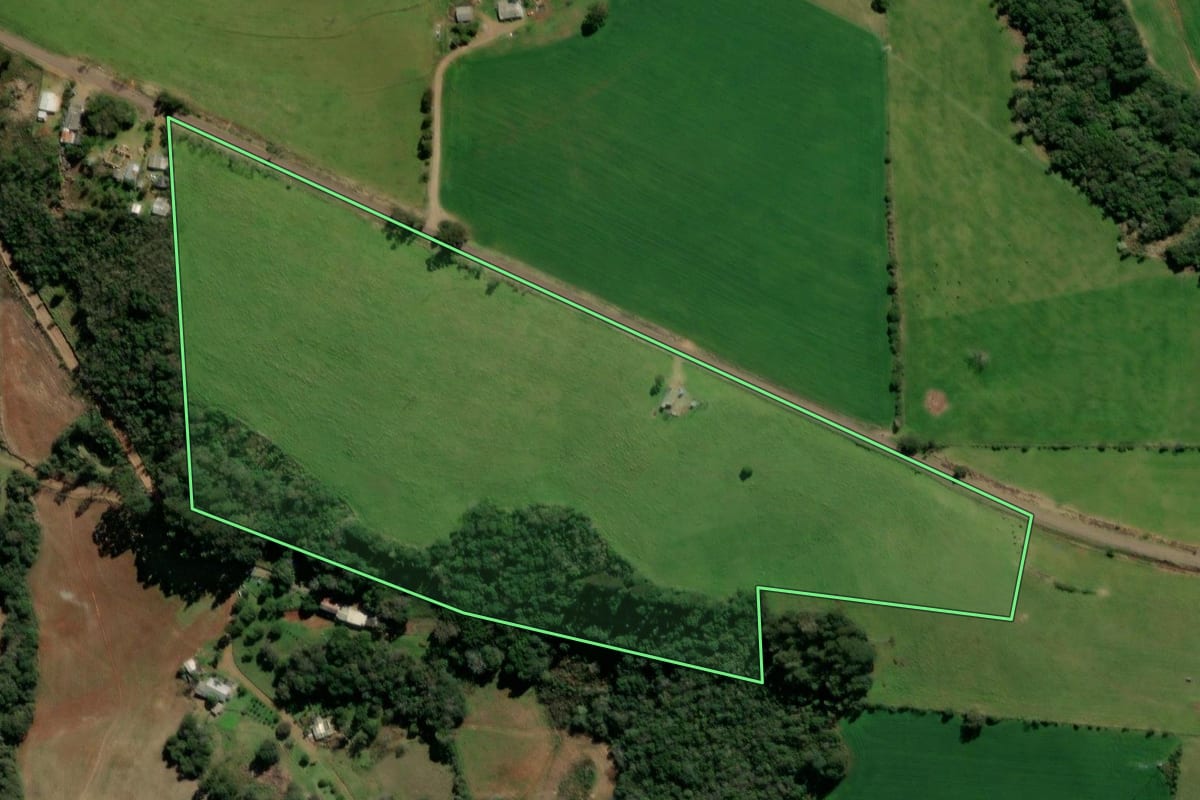 Imagem de satélite do imóvel rural em Mormaço (RS), com o contorno declarado no CAR desenhado por cima.