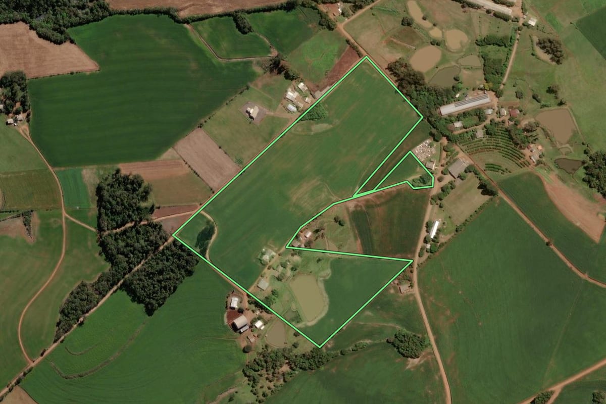 Imagem de satélite do imóvel rural em Mormaço (RS), com o contorno declarado no CAR desenhado por cima.