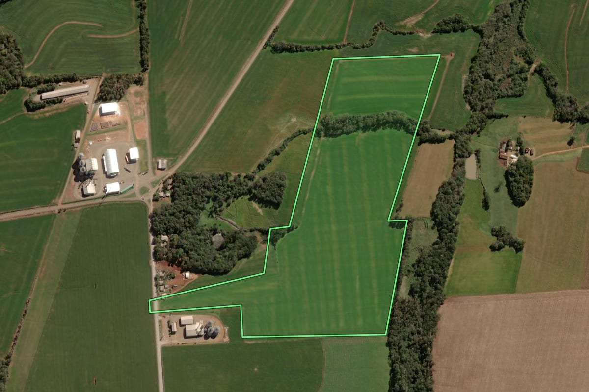 Imagem de satélite do imóvel rural em Mormaço (RS), com o contorno declarado no CAR desenhado por cima.