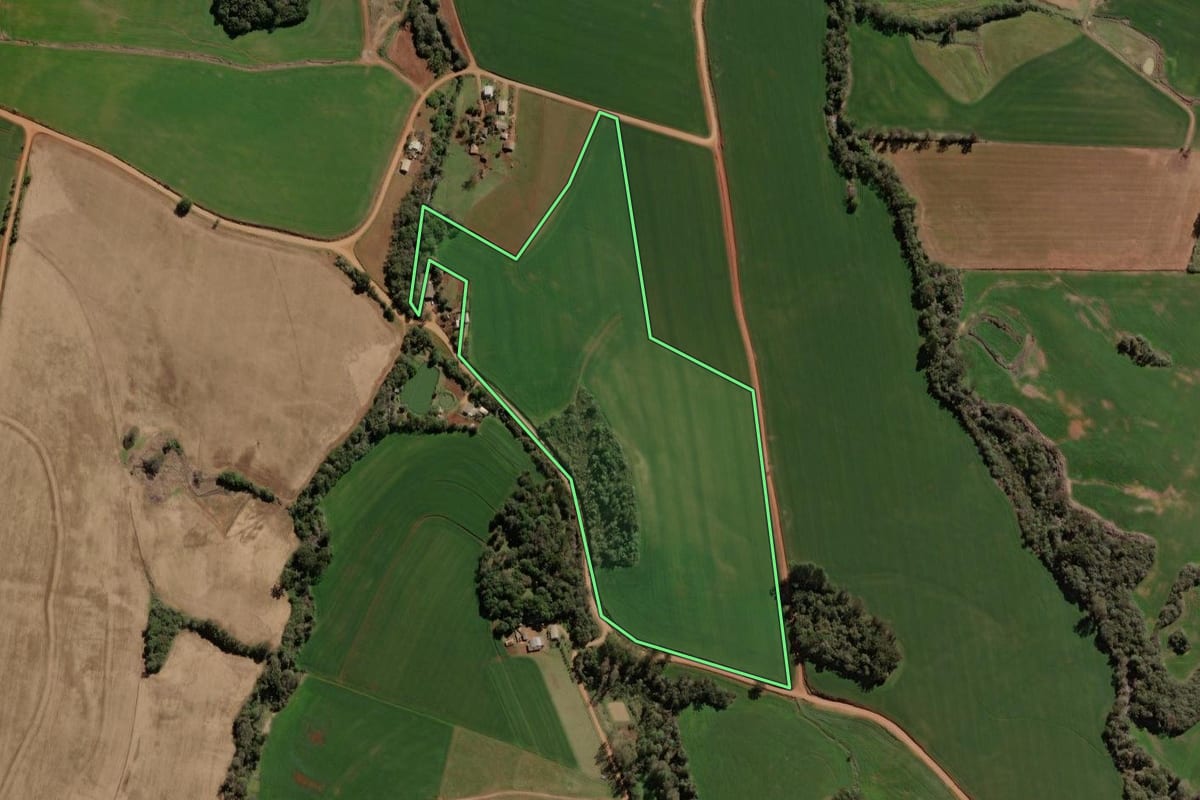 Imagem de satélite do imóvel rural em Mormaço (RS), com o contorno declarado no CAR desenhado por cima.
