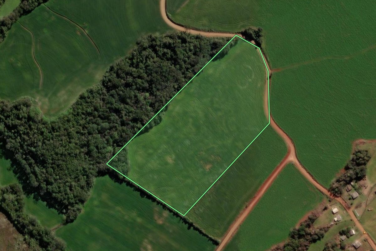 Imagem de satélite do imóvel rural em Mormaço (RS), com o contorno declarado no CAR desenhado por cima.