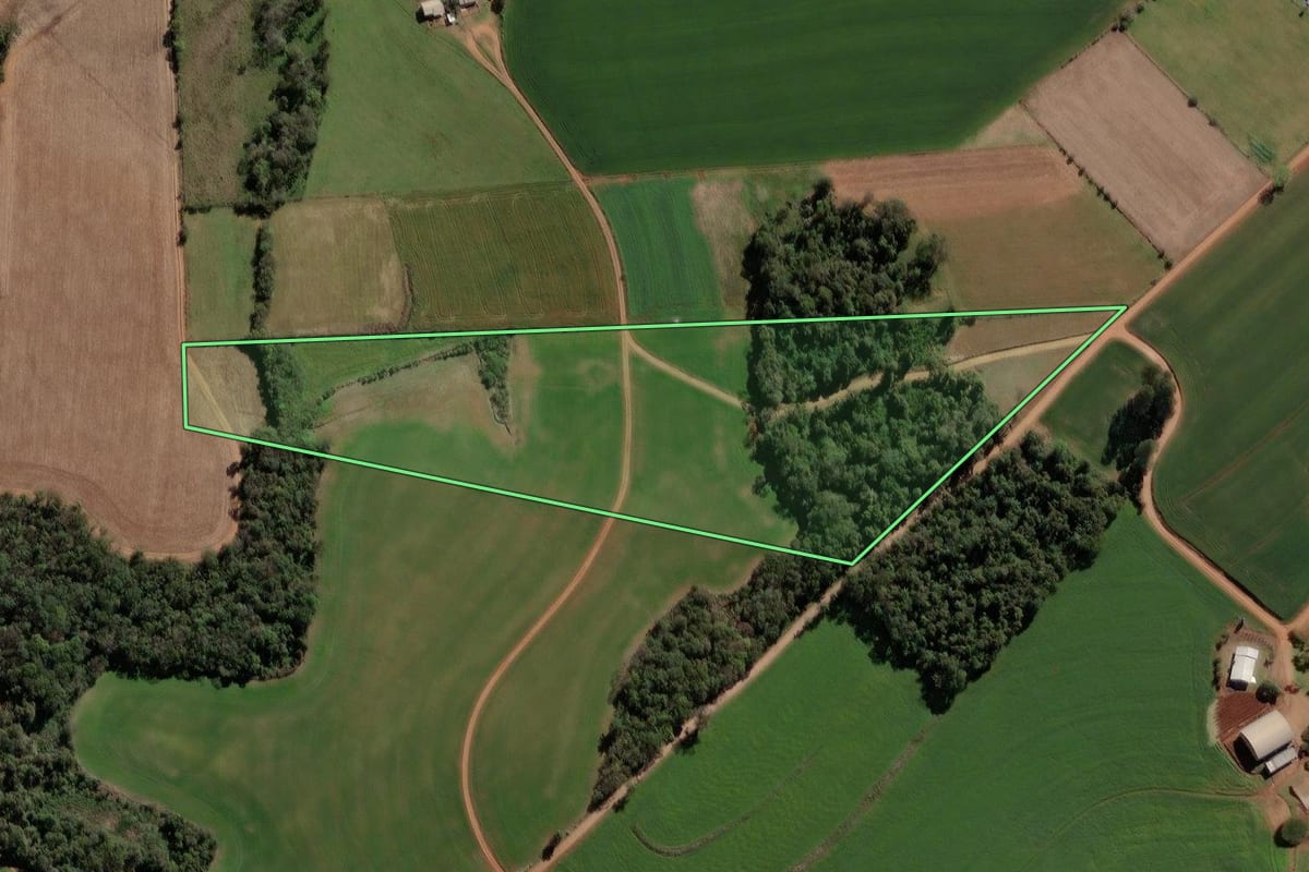 Imagem de satélite do imóvel rural em Mormaço (RS), com o contorno declarado no CAR desenhado por cima.