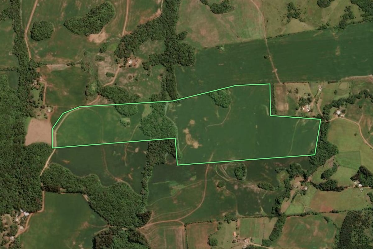 Imagem de satélite do imóvel rural em Mormaço (RS), com o contorno declarado no CAR desenhado por cima.