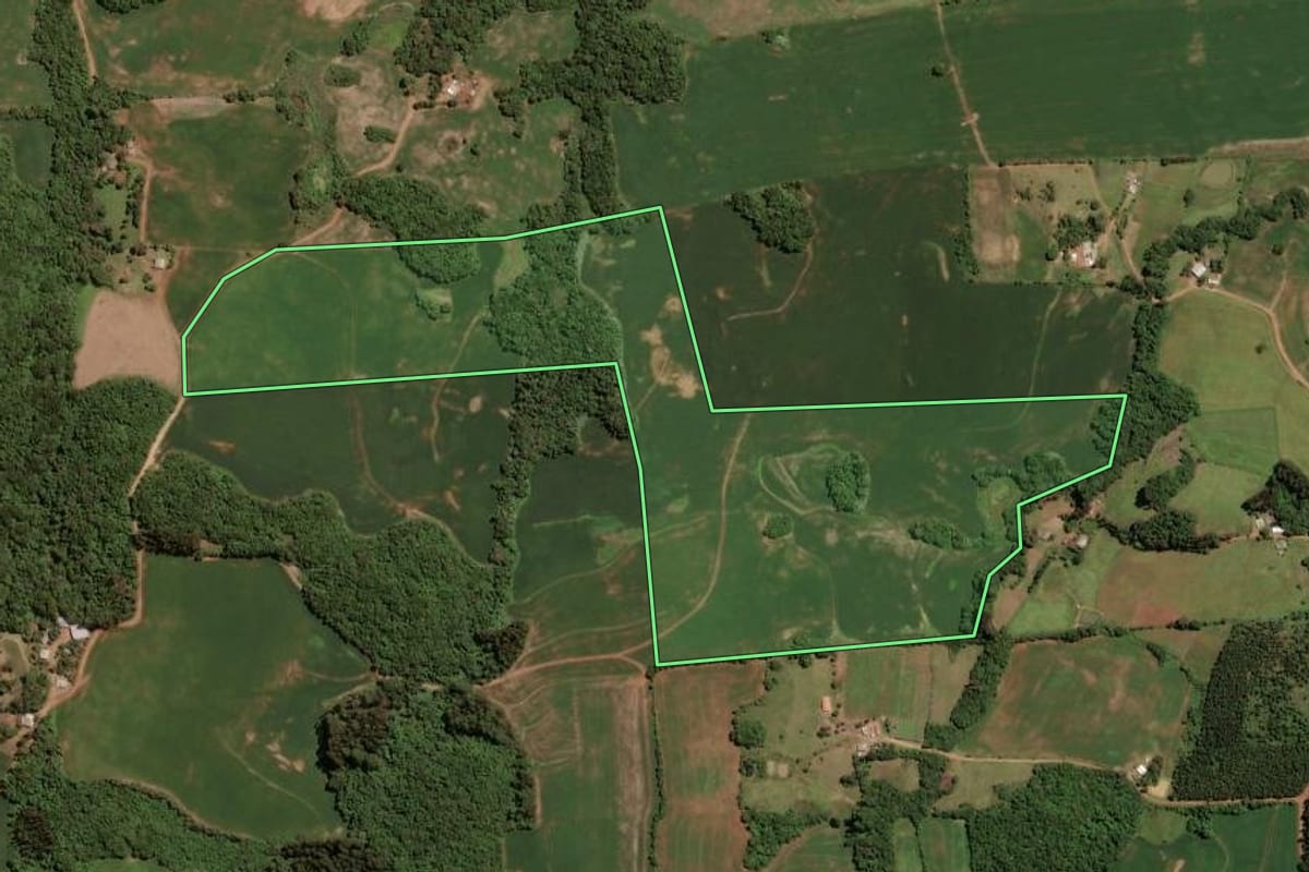 Imagem de satélite do imóvel rural em Mormaço (RS), com o contorno declarado no CAR desenhado por cima.