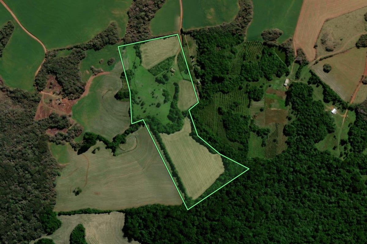 Imagem de satélite do imóvel rural em Mormaço (RS), com o contorno declarado no CAR desenhado por cima.