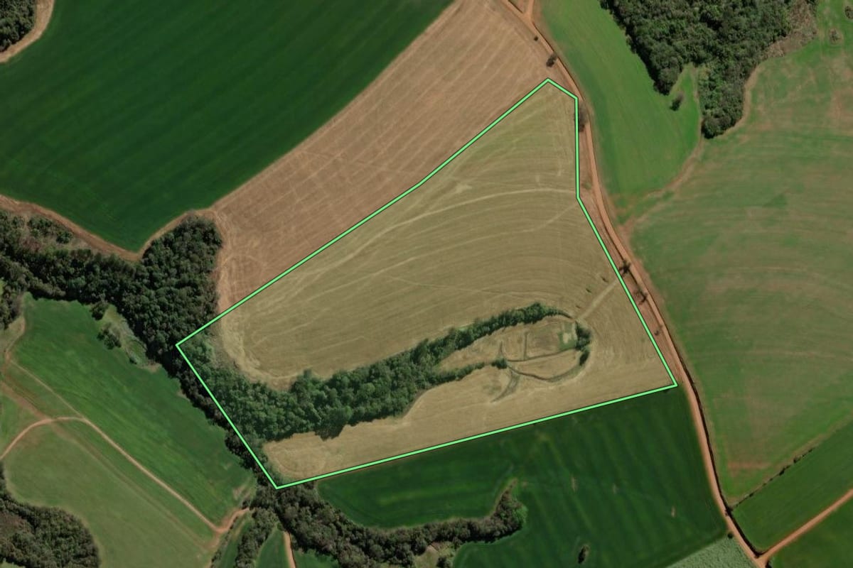 Imagem de satélite do imóvel rural em Mormaço (RS), com o contorno declarado no CAR desenhado por cima.