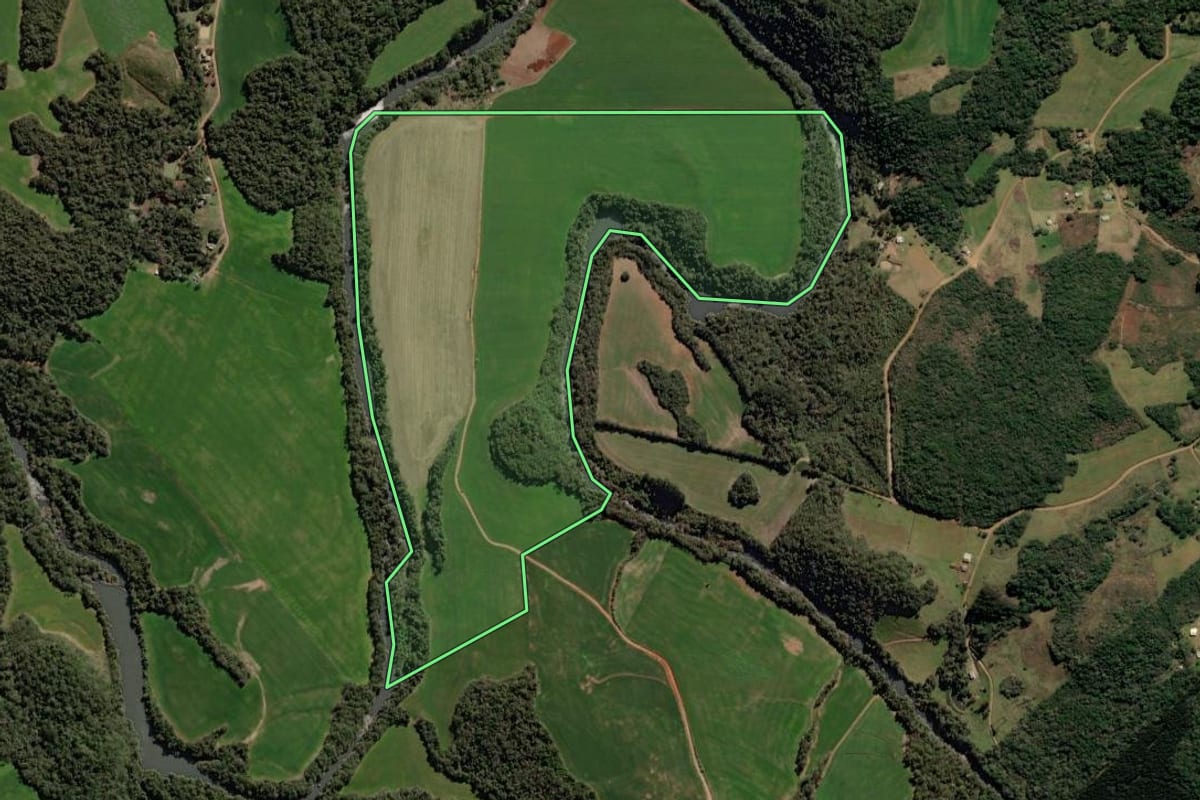 Imagem de satélite do imóvel rural em Mormaço (RS), com o contorno declarado no CAR desenhado por cima.