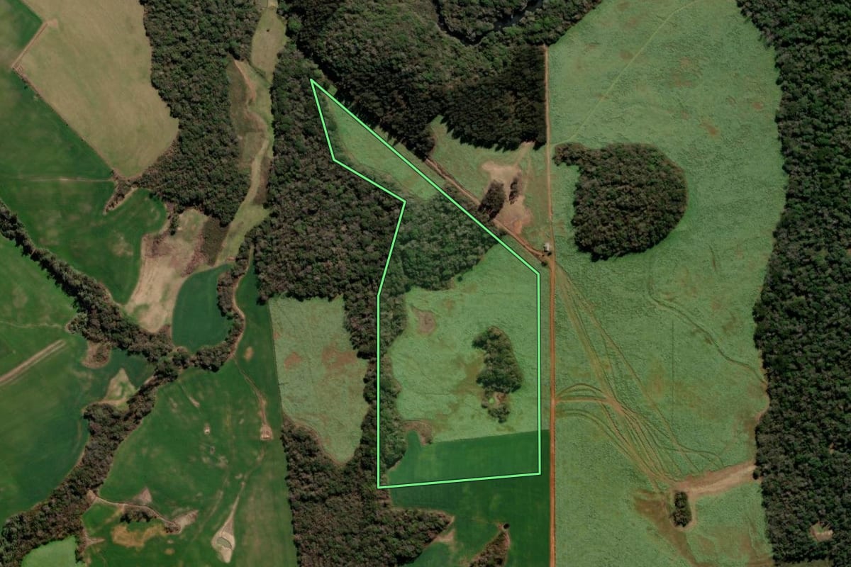 Imagem de satélite do imóvel rural em Mormaço (RS), com o contorno declarado no CAR desenhado por cima.