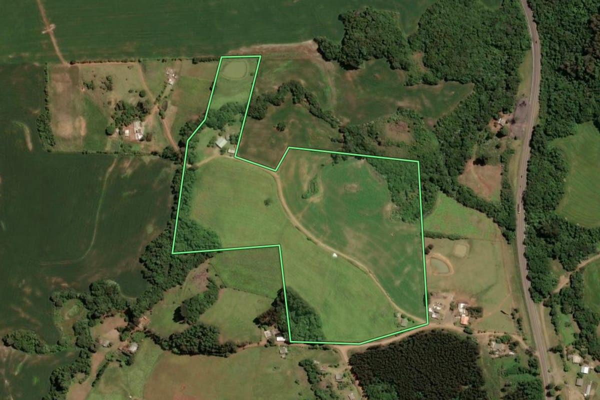 Imagem de satélite do imóvel rural em Mormaço (RS), com o contorno declarado no CAR desenhado por cima.