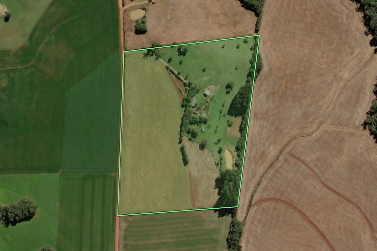 Imagem de satélite do imóvel rural em Mormaço (RS), com o contorno declarado no CAR desenhado por cima.