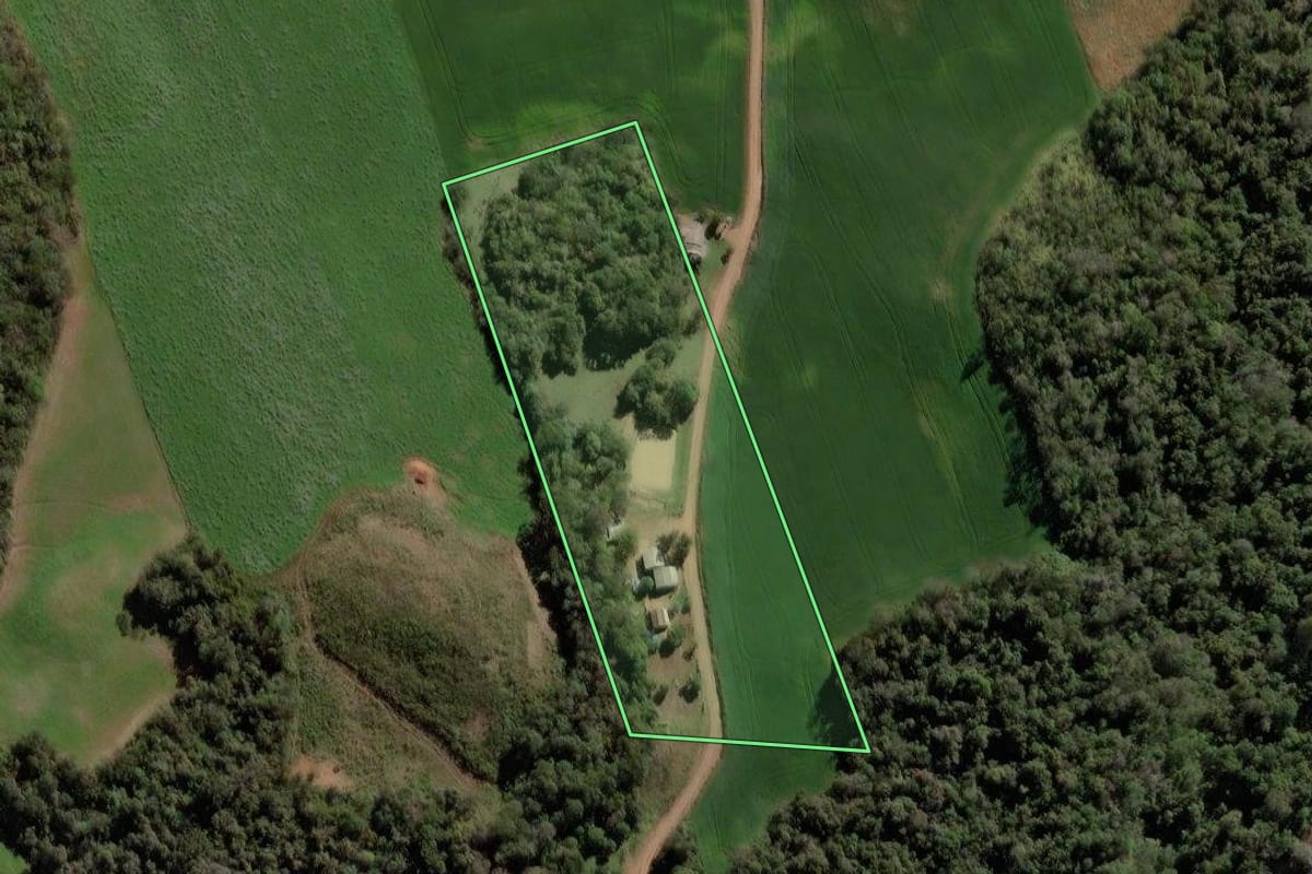 Imagem de satélite do imóvel rural em Mormaço (RS), com o contorno declarado no CAR desenhado por cima.