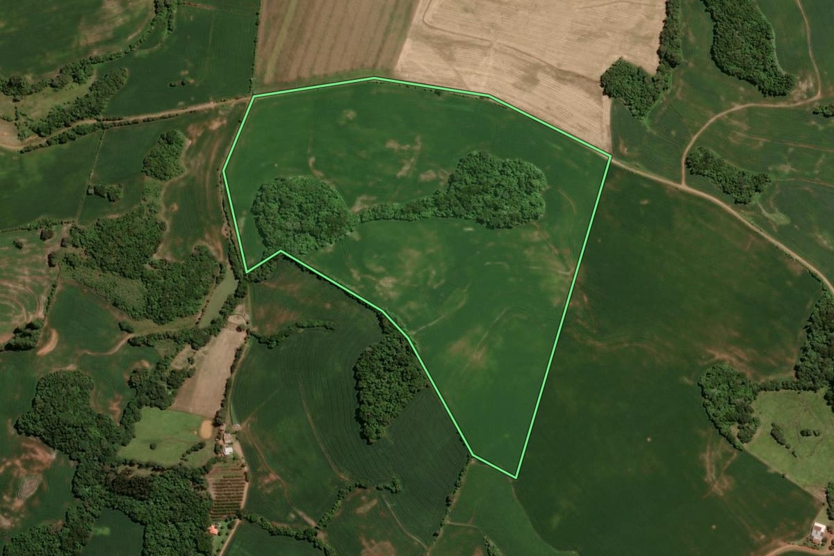 Imagem de satélite do imóvel rural em Mormaço (RS), com o contorno declarado no CAR desenhado por cima.