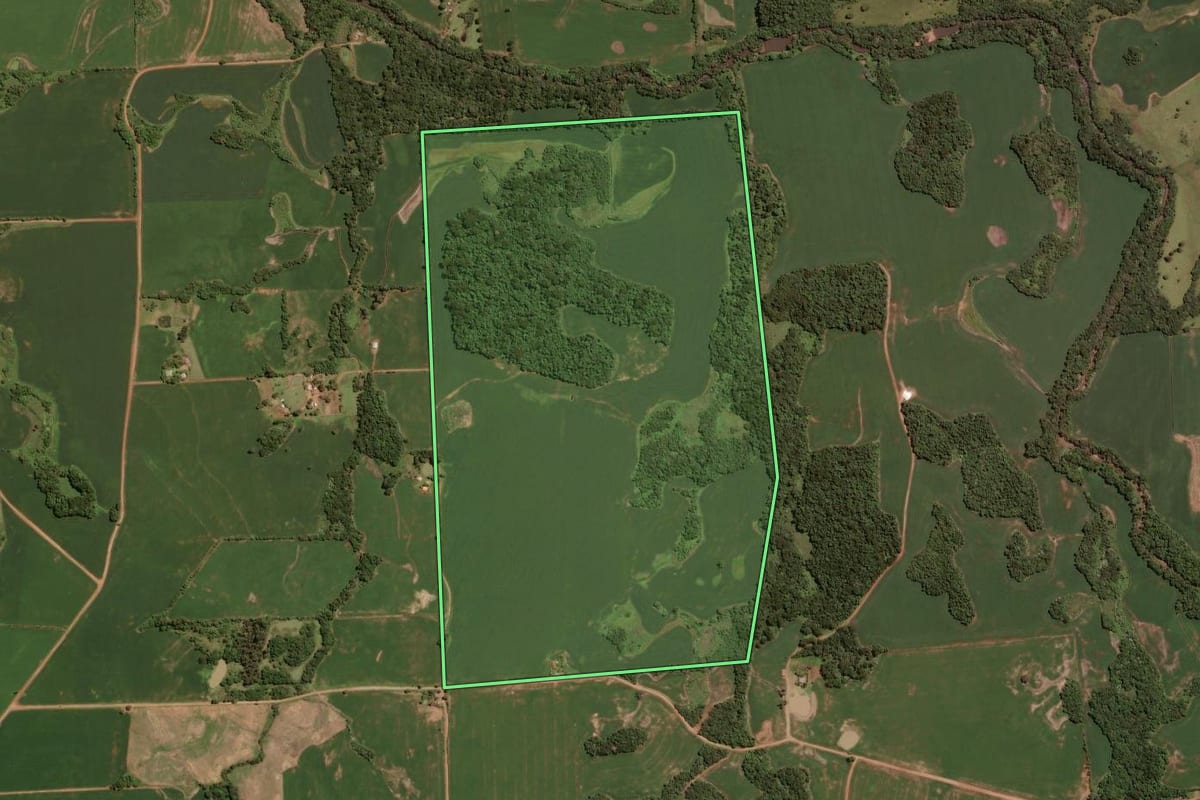 Imagem de satélite do imóvel rural em Mormaço (RS), com o contorno declarado no CAR desenhado por cima.