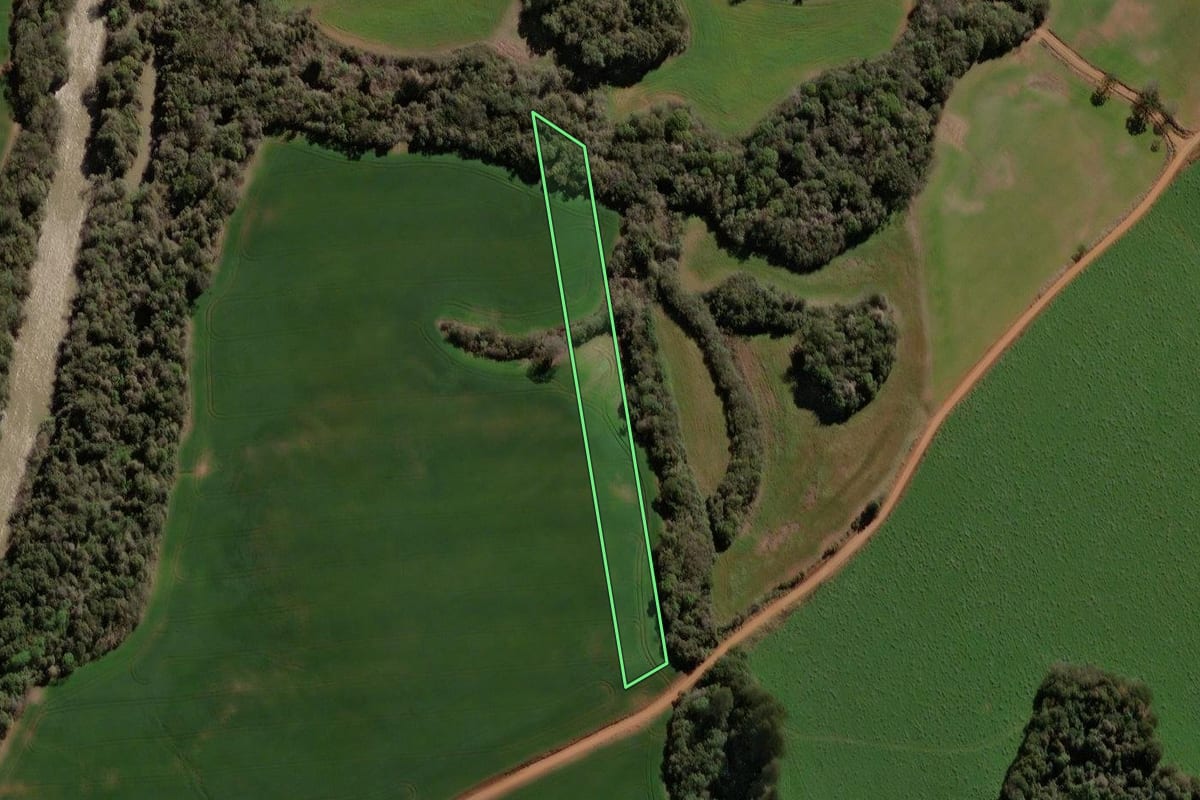 Imagem de satélite do imóvel rural em Mormaço (RS), com o contorno declarado no CAR desenhado por cima.