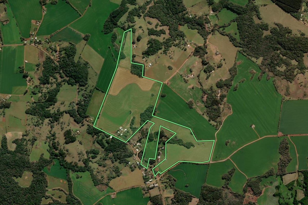 Imagem de satélite do imóvel rural em Mormaço (RS), com o contorno declarado no CAR desenhado por cima.