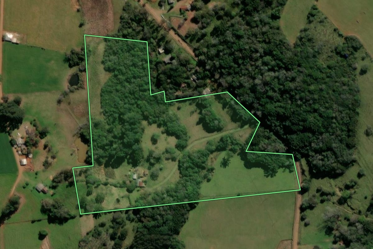 Imagem de satélite do imóvel rural em Mormaço (RS), com o contorno declarado no CAR desenhado por cima.