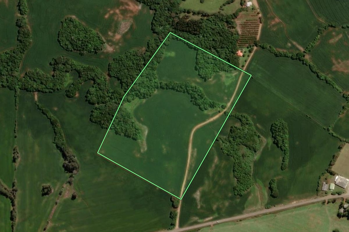 Imagem de satélite do imóvel rural em Mormaço (RS), com o contorno declarado no CAR desenhado por cima.
