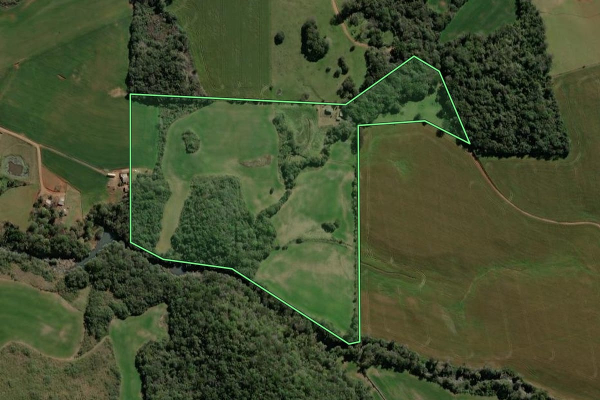 Imagem de satélite do imóvel rural em Mormaço (RS), com o contorno declarado no CAR desenhado por cima.