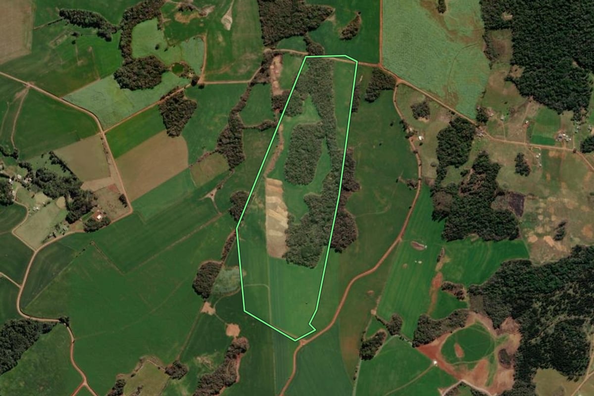 Imagem de satélite do imóvel rural em Mormaço (RS), com o contorno declarado no CAR desenhado por cima.