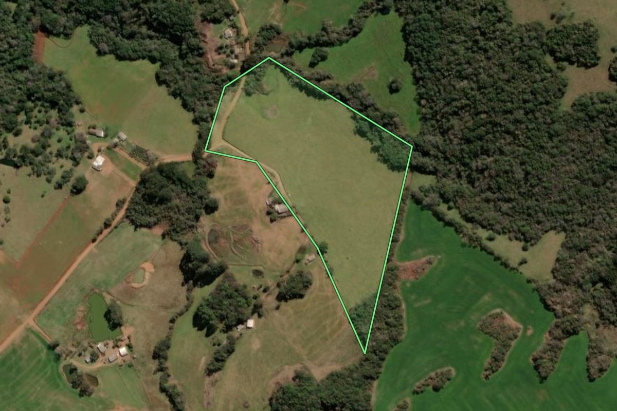 Imagem de satélite do imóvel rural em Mormaço (RS), com o contorno declarado no CAR desenhado por cima.
