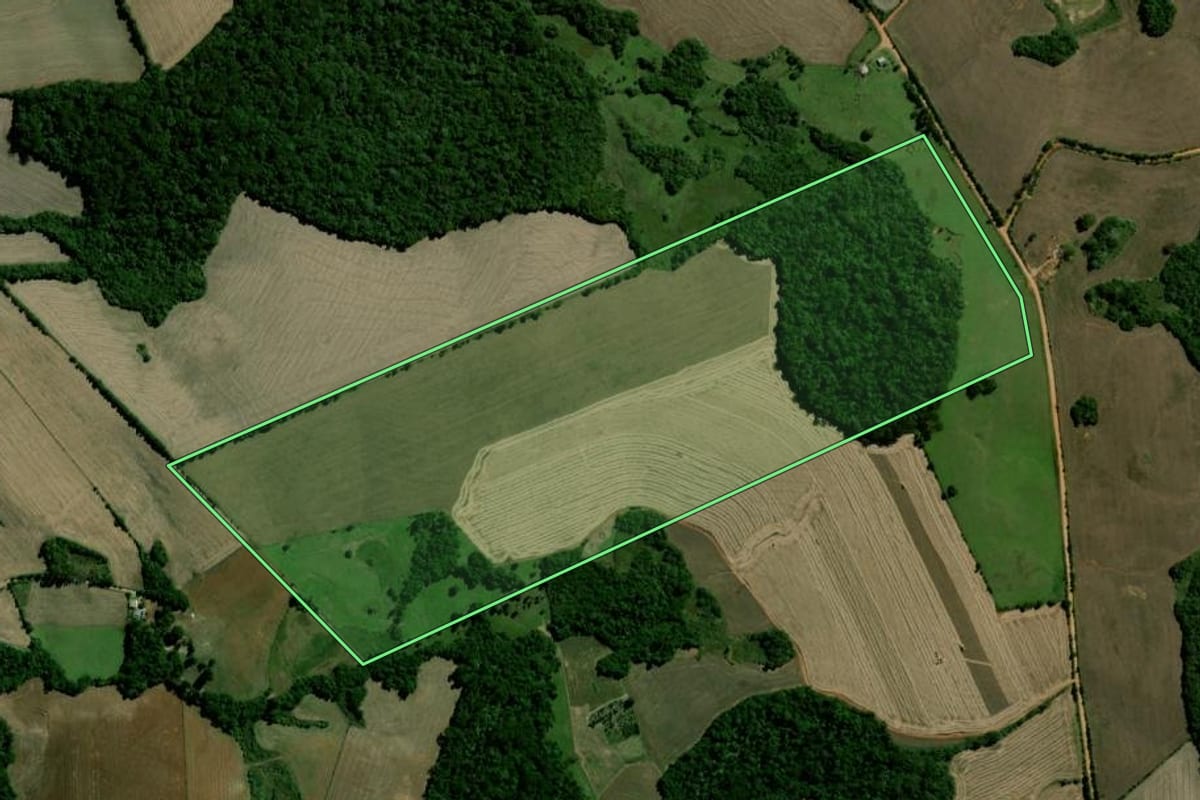 Imagem de satélite do imóvel rural em Mormaço (RS), com o contorno declarado no CAR desenhado por cima.