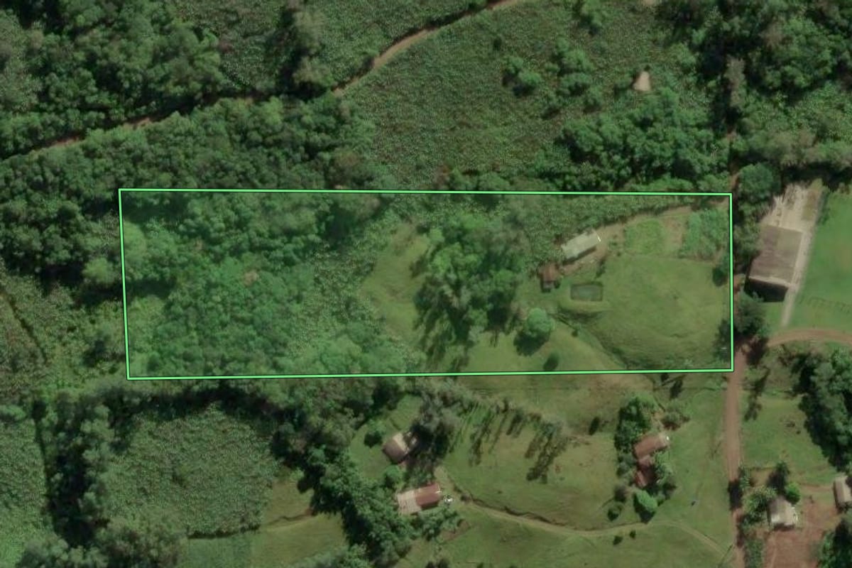 Imagem de satélite do imóvel rural em Morrinhos do Sul (RS), com o contorno declarado no CAR desenhado por cima.