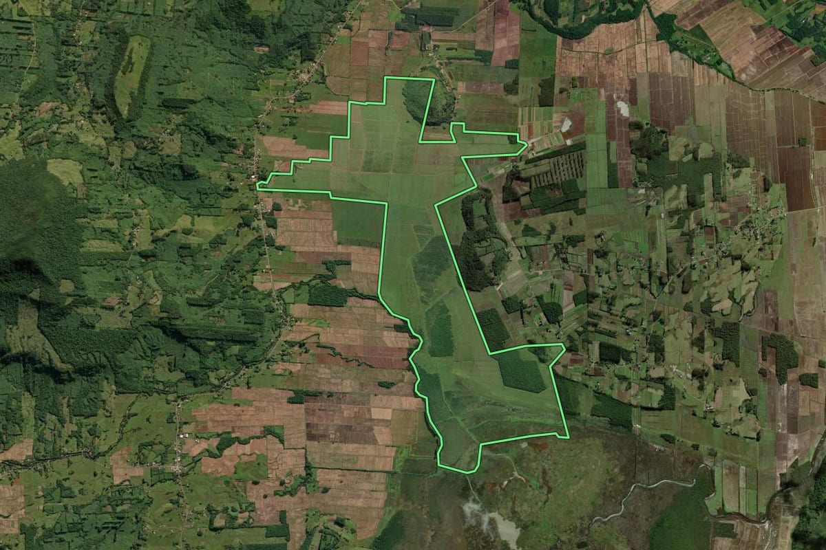 Imagem de satélite do imóvel rural em Morrinhos do Sul (RS), com o contorno declarado no CAR desenhado por cima.