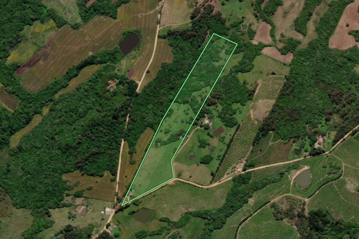 Imagem de satélite do imóvel rural em Morro Redondo (RS), com o contorno declarado no CAR desenhado por cima.