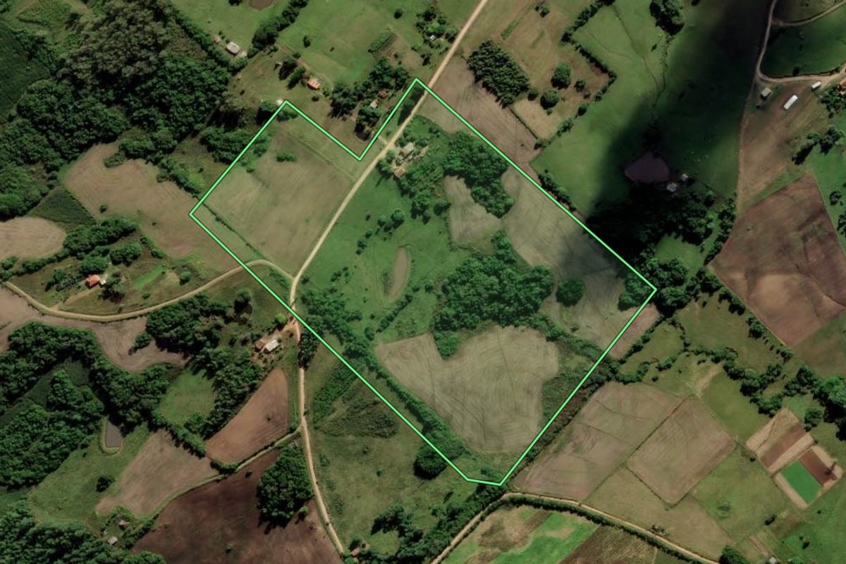 Imagem de satélite do imóvel rural em Morro Redondo (RS), com o contorno declarado no CAR desenhado por cima.