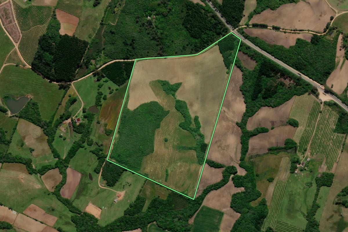 Imagem de satélite do imóvel rural em Morro Redondo (RS), com o contorno declarado no CAR desenhado por cima.